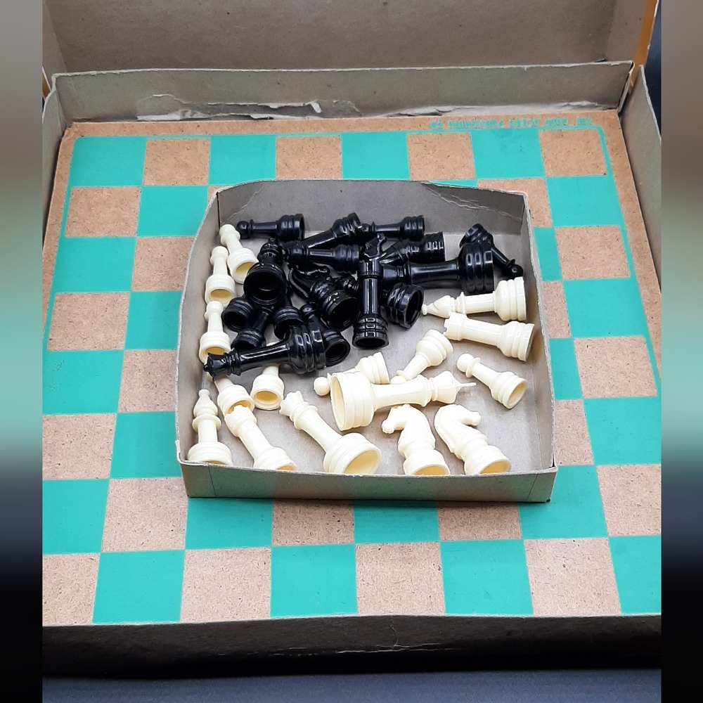 Vintage E.S. Lowe Tournament Chess Set 1969 No 727 Plastic Pieces Original Box
